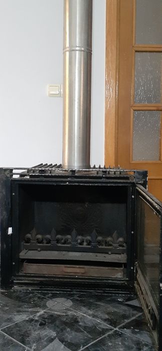 Vand semineu de fonta pe lemne