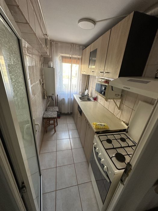 Inchiriez apartament cu 3 camere ! Aproape de mall !