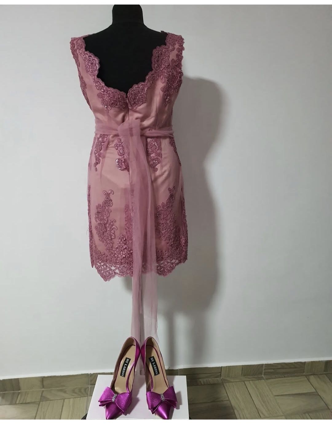 Rochie dantela brodata roz nude, pentru ocazii speciale