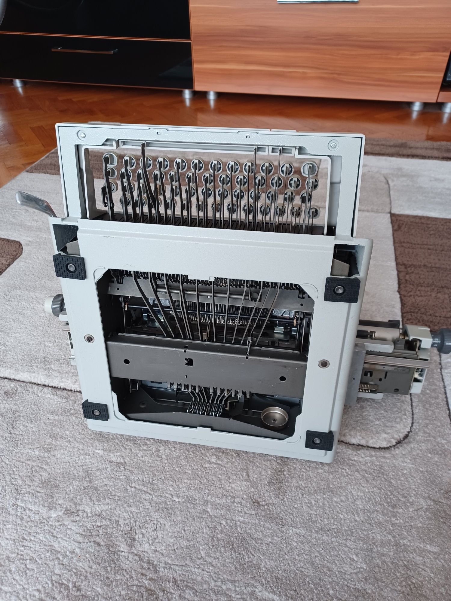 Mașină de scris perfect funcțională, marca Olivetti LINEA 98