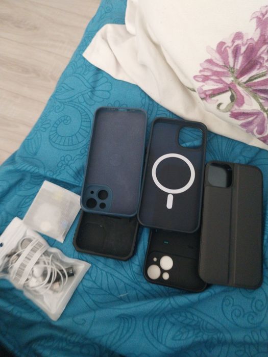 Vând accesorii de  iPhone 14 normal