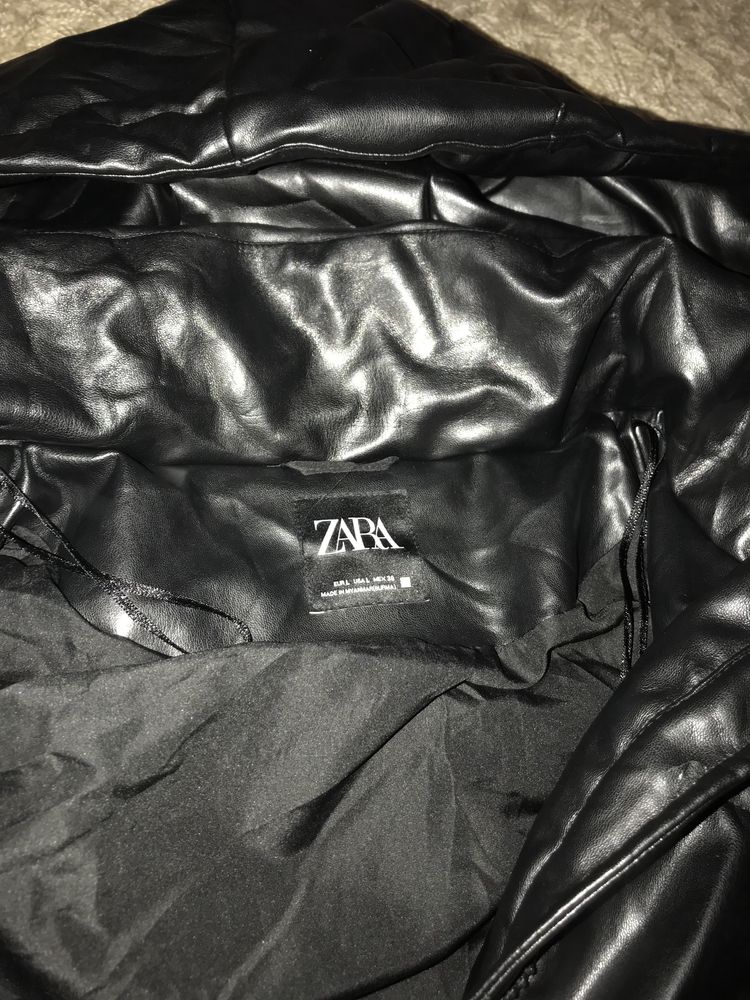 Vand geaca lunga piele zara.