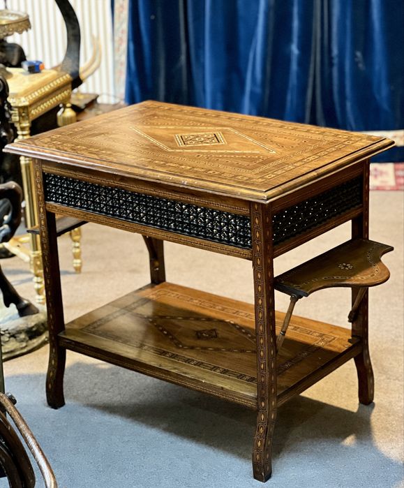 Masă veche din lemn masiv, cu intarsii și sculpturi fine