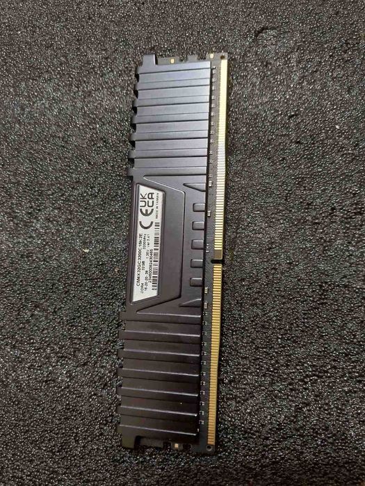 32GB, 3200Mhz DDR4 - Corsair Vengeance LPX 1x32GB