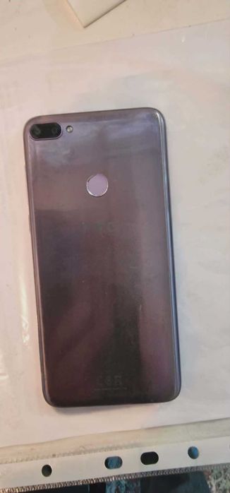 Смартфон HTC лилав гръб