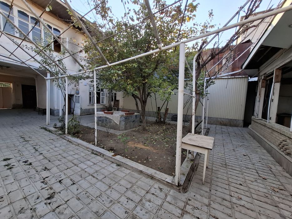 Продатся большой дом вдоль дороги