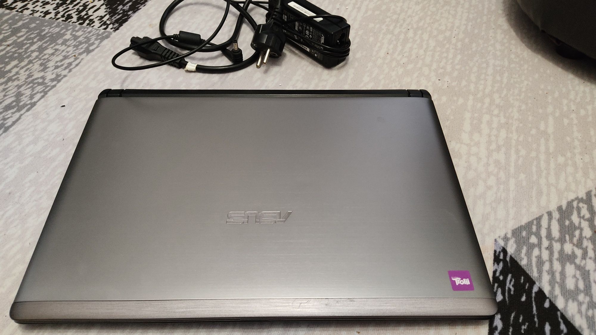 Laptop Asus u32u, 14", HDD 320GB / 4 GB DDR3  / 1,65-2,2 gb