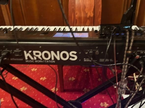 Продава се Korg Kronos 2