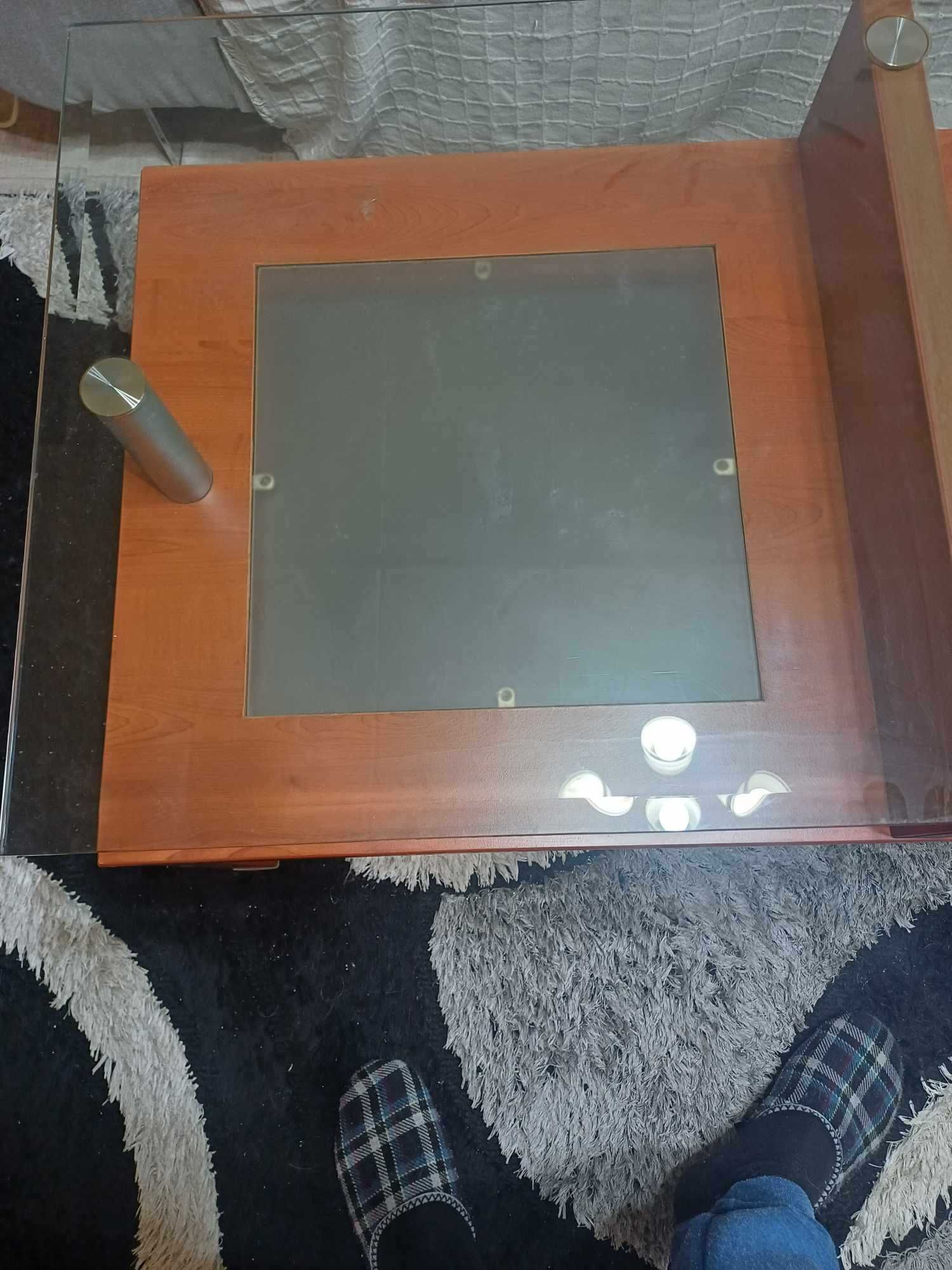 Холна маса със стъклен плот