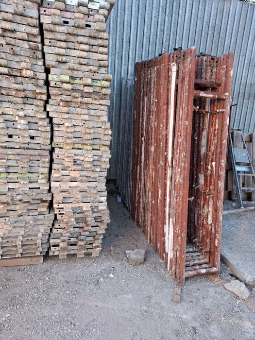 Închiriez schela și popii metalici