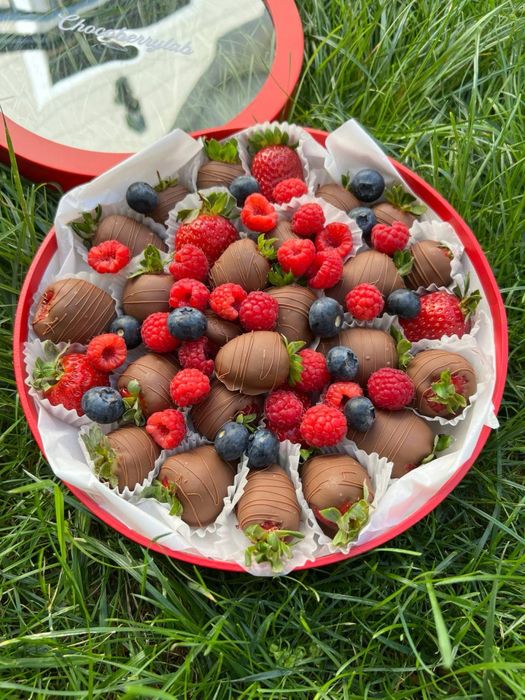 Клубника малина банан ягоды в шоколаде