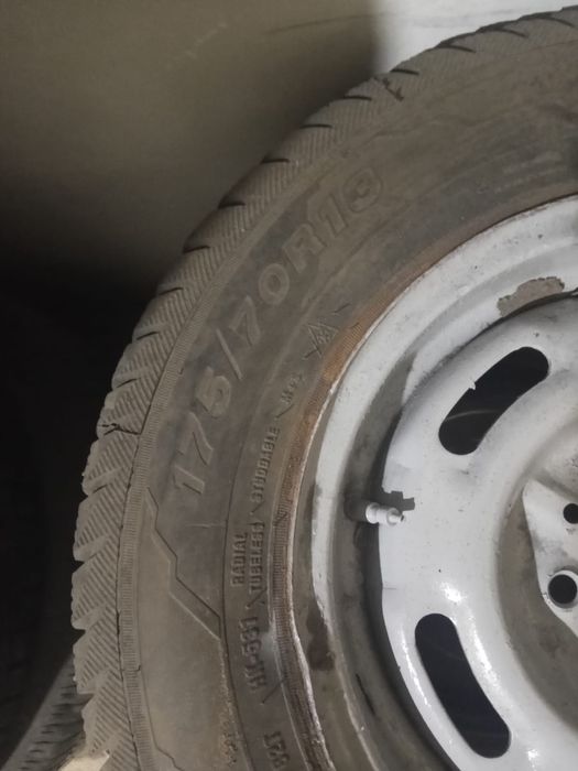 Резина зимняя с дискамм на 13