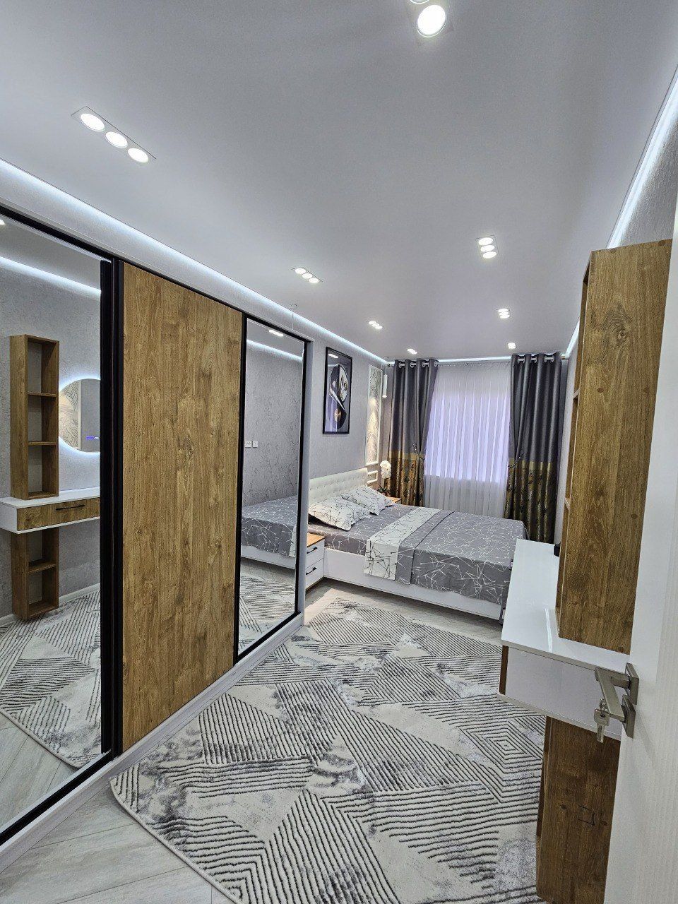 ~ (Торговый центр) Чиланзар-2, 2в3/1/4, кирпич, 55м², большой балкон,