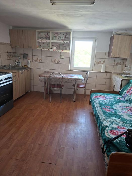 Apartament cu 2 camere, bucatarie, hol, balcon si boxa la subsol