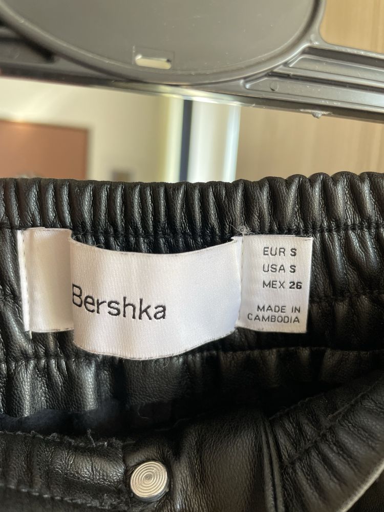 Черен кожен панталон Bershka (S)