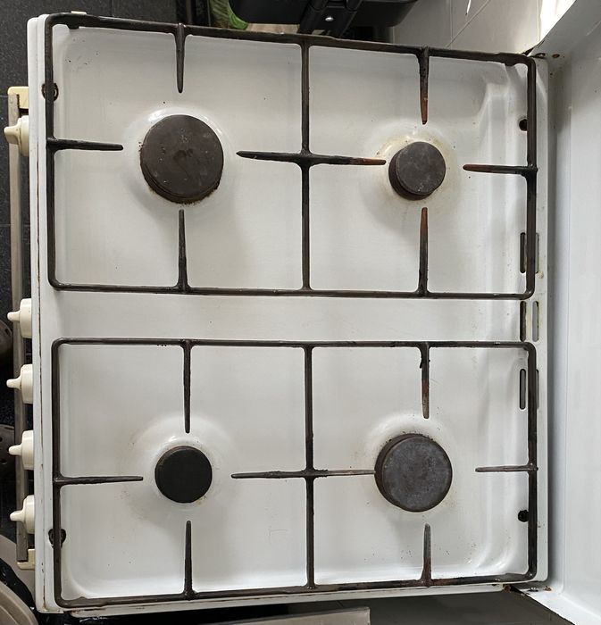 Vand aragaz functionale toate 4 ochiurile.