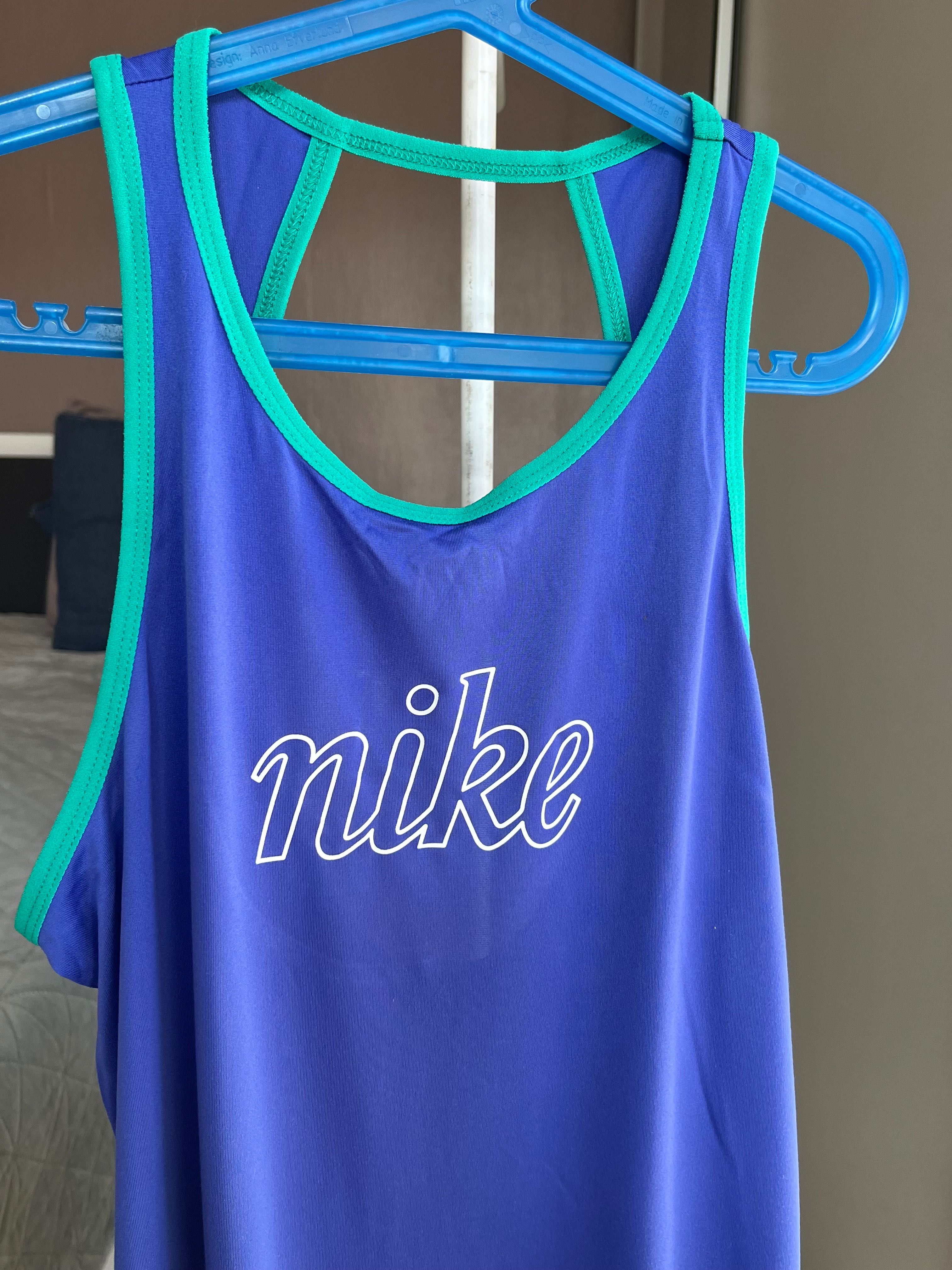 Спортен топ Nike