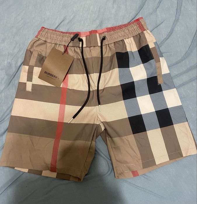 Vând pantaloni scurți de baie Burberry