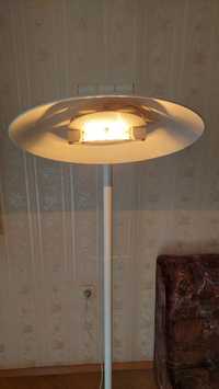 Стайна лампа с регулиране силата на осветяване