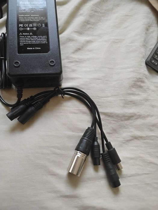 Incarcator multifunctional Lithium-Ion,cu 6 interfete,42V 2A,58.8W,nou