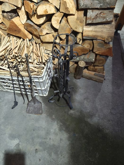 Метални аксесоари и стойка  от ковано желязо за камина и барбекю