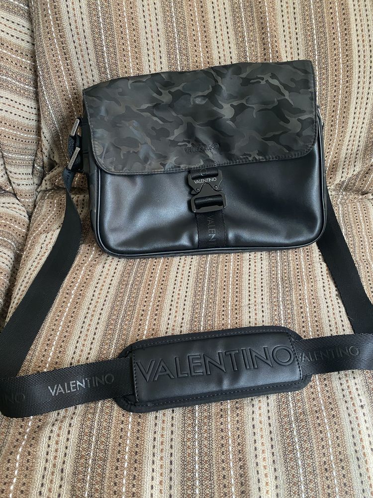 Чанта за през рамо на Valentino
