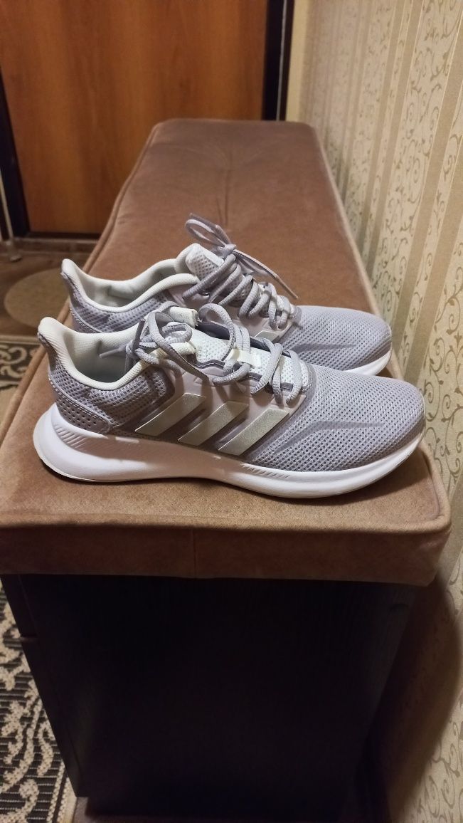 Продам кроссовки Adidas