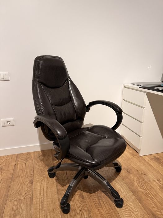 Scaun de birou directorial de piele neagră