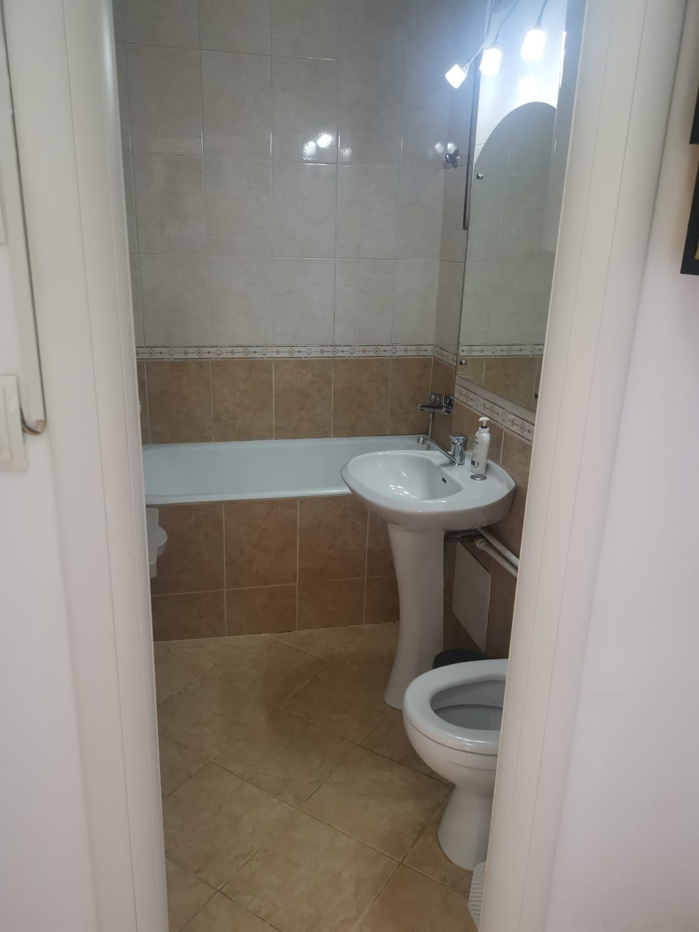 Închiriez apartament 2 camere