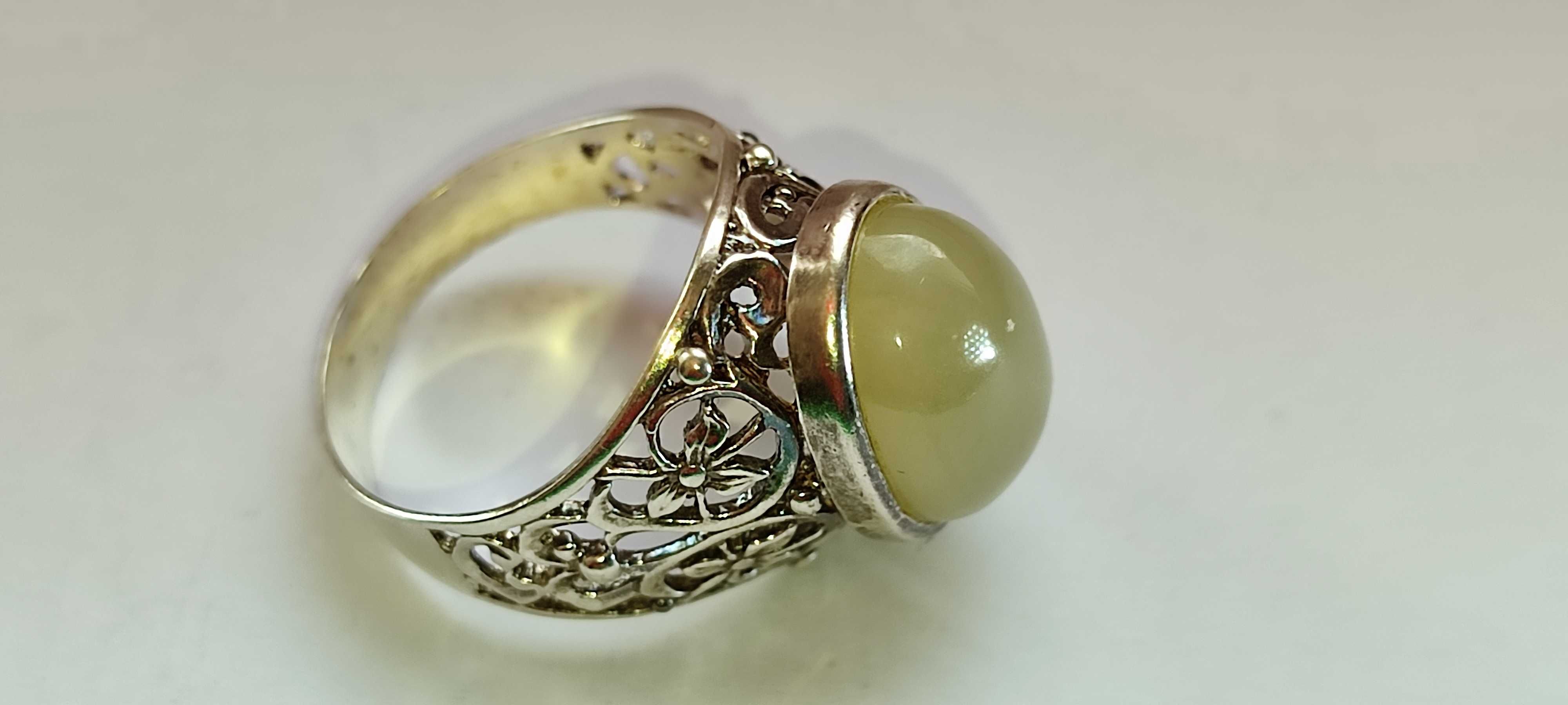 Серебряное кольцо с камнем белый НЕФРИТ