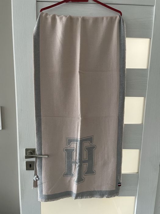 Оригинален шал на Tommy Hilfiger, с две лица