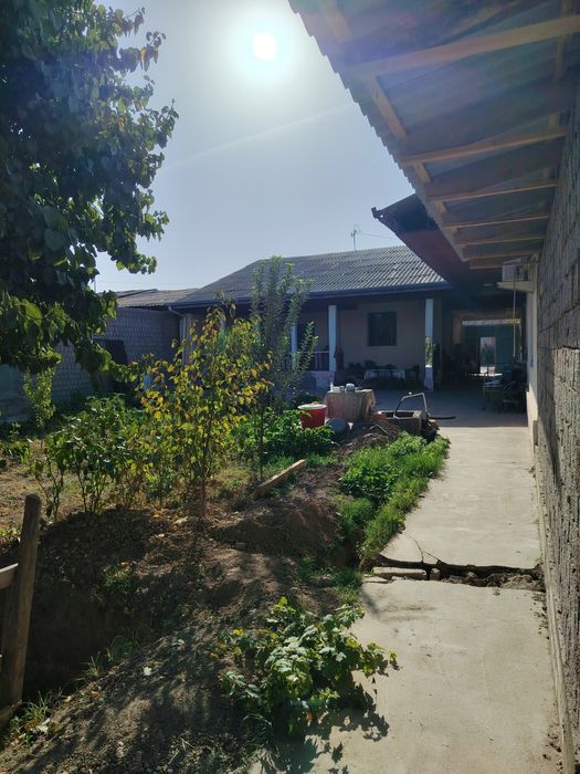Hovli  uy sotiladi