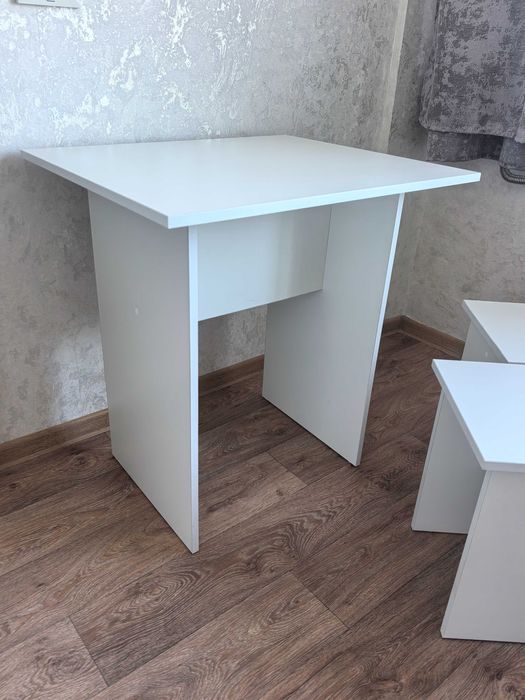 Продам стол и стулья