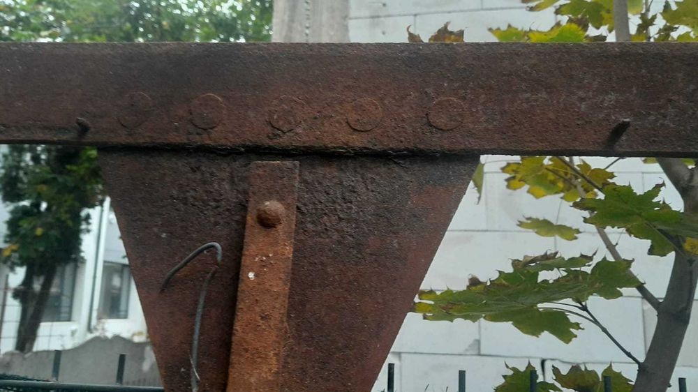 schelet metalic vagon de tren din perioada interbelica