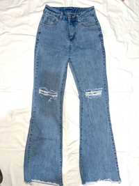 Модные красивые джинсы
