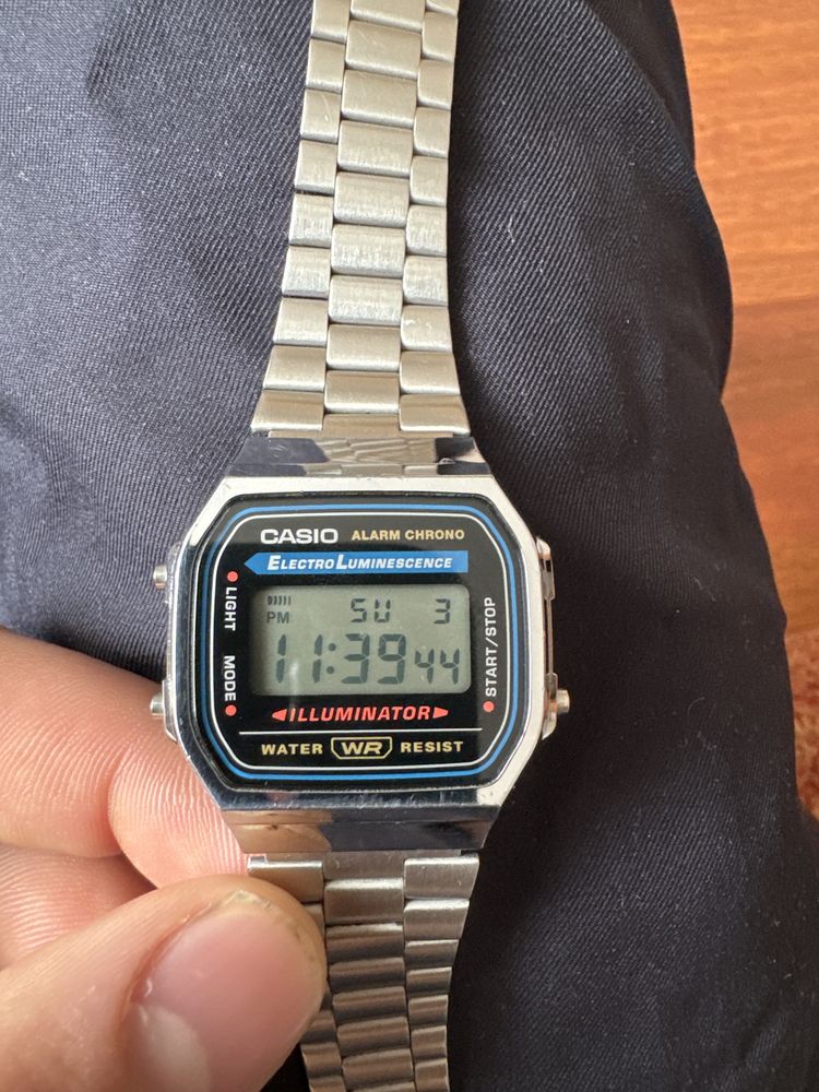 Casio часы оригинал есть гаранития,книжка есть, нержевейуший метал