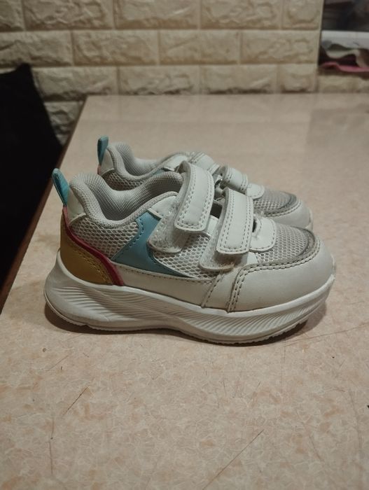 Продаю детскую обувь.