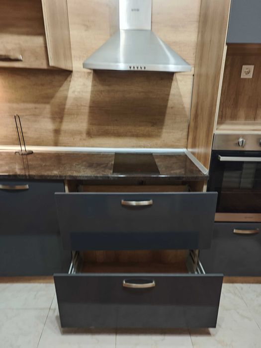 Кухня / кухненски бокс 340 220 с електроуреди, запазени