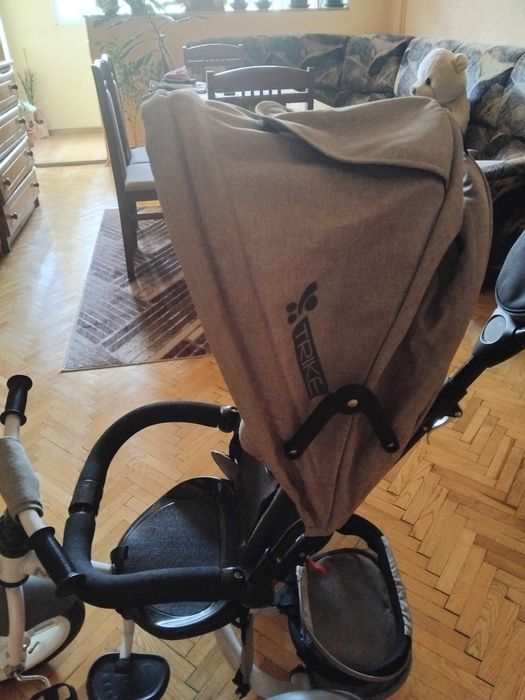 Детска триколка,изключително запазена,със подвижен сенник