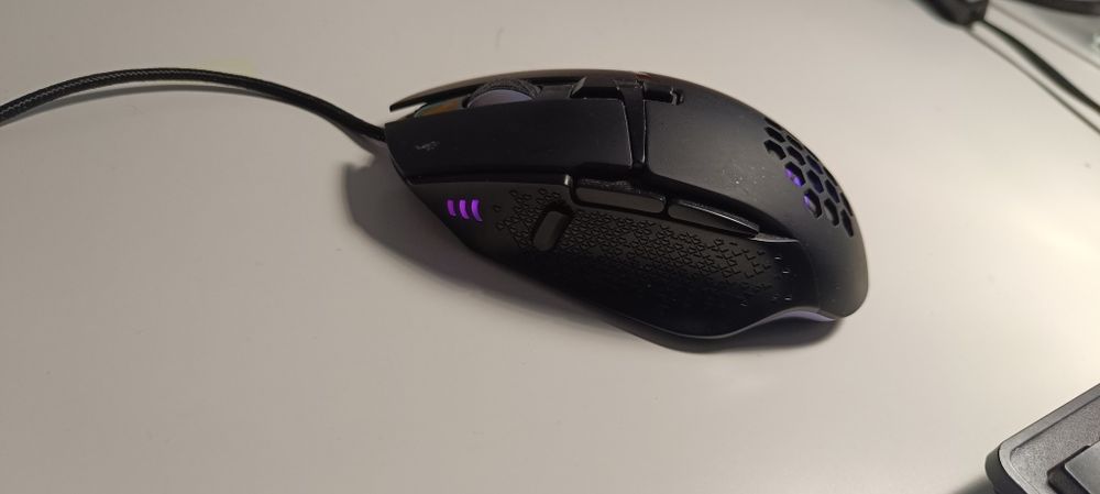 Mouse gaming cu fir