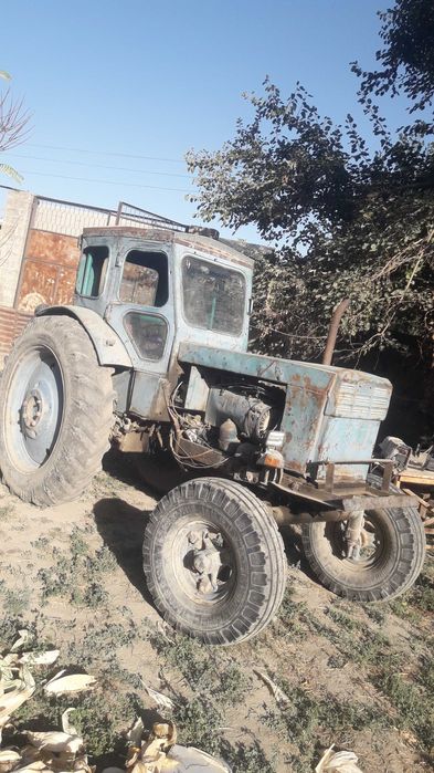 Traktor 40 yaxshi holatda