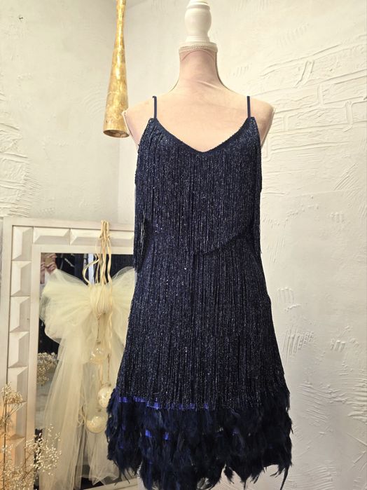 Bella Barnett ASOS нови официални рокли