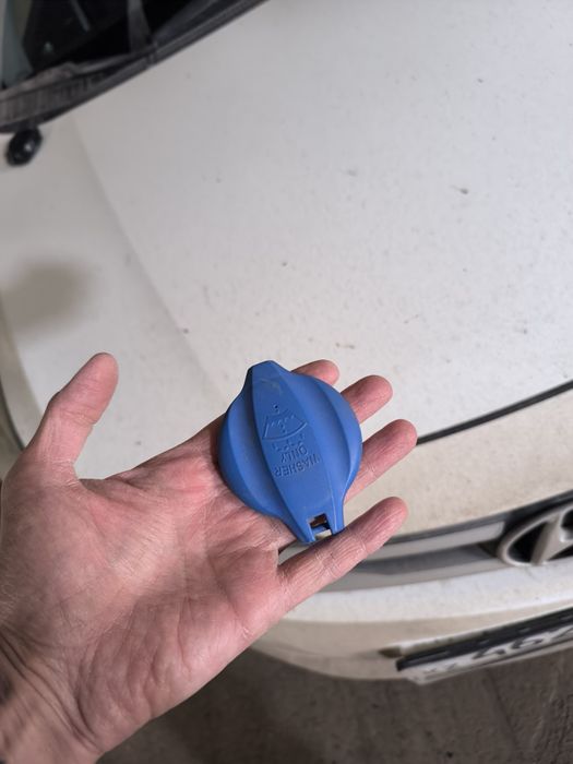 Крышка на бочек омывателя Хюндай акцент 2015 год