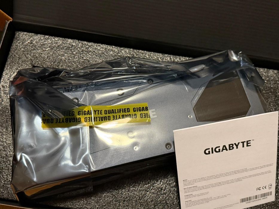 Vand placa video Gigabyte AMD Radeon RX 6600 XT 8GB GDDR6