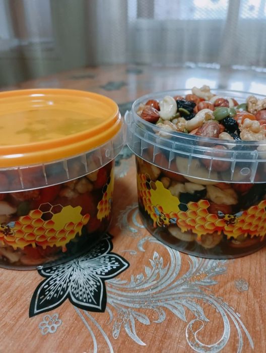 Смесь из сухофруктов, орехов и мёда