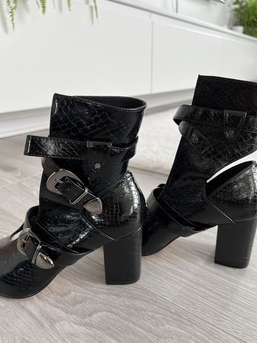 Pantofi Reserved cu decupaje, noi