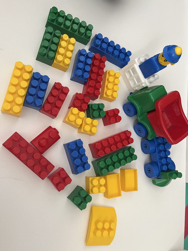 Set cuburi de constructie tip lego cu masini