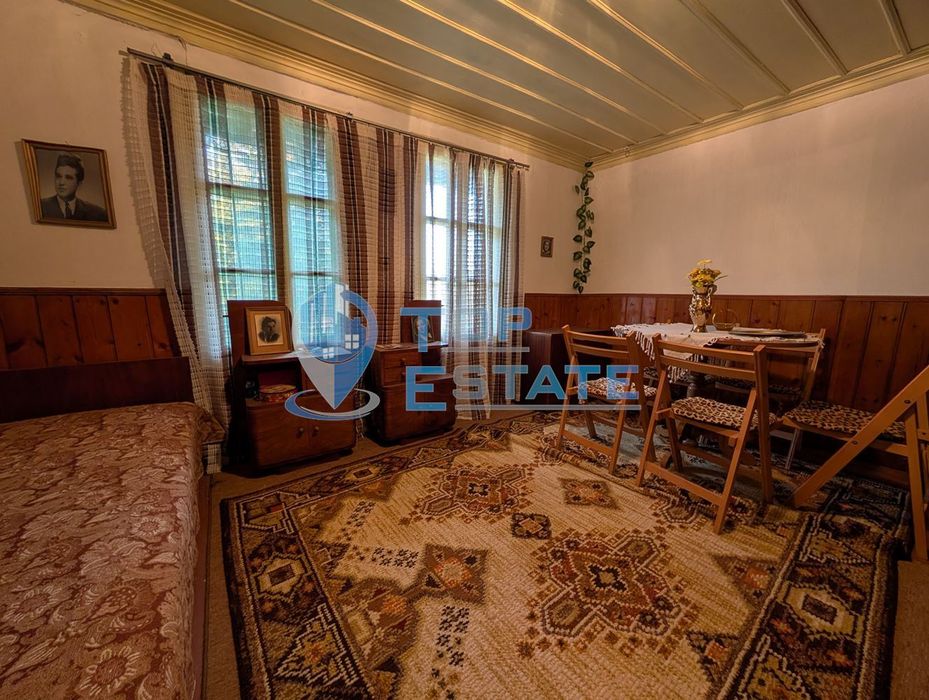 Двуетажна автентична къща с голям двор в село Лесичарка