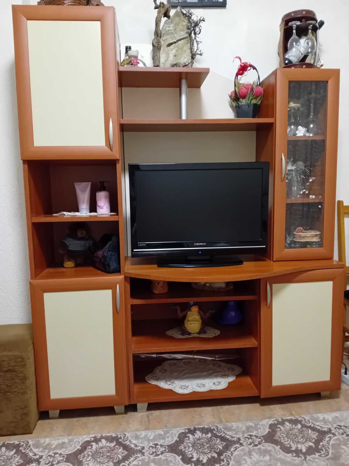 Секция с четири шкафа и една витрина