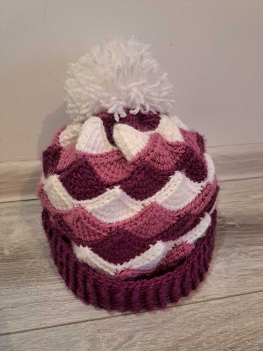 Ръчно плетена шапкa трицветна модел мидички